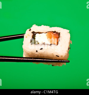 Salmone affumicato e crema di formaggio Californian Roll sushi. Foto Stock
