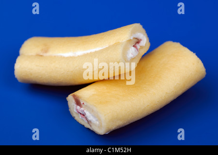 Due Tesco Value vaniglia e aroma di lampone ripieno mini rolls Foto Stock