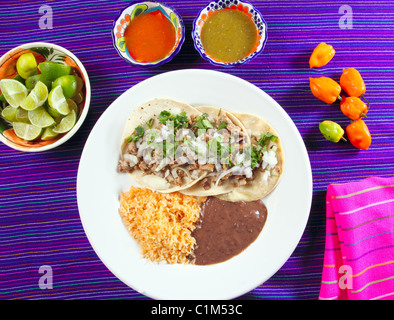 Tacos de puerco carne di maiale taco con salse di peperoncino habanero e limone Foto Stock