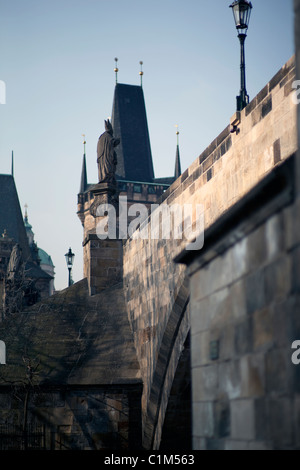 Vista da sotto al Karlov (Charles) ponte di Praga a colori Foto Stock