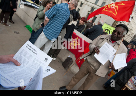 I membri del Partito Comunista della Gran Bretagna tappa una protesta di pace a sostegno del colonnello Gheddafi in Libia Foto Stock