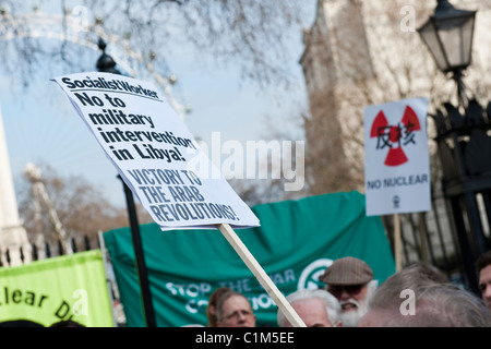 I membri del Partito Comunista della Gran Bretagna tappa una protesta di pace a sostegno del colonnello Gheddafi in Libia Foto Stock