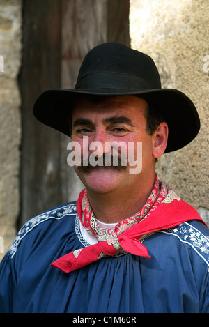 Francia, Indre, George Sand's Berry, Nohant, folk spettacolo del gruppo Les gars du Berry davanti a Sainte Anne chiesa romana Foto Stock