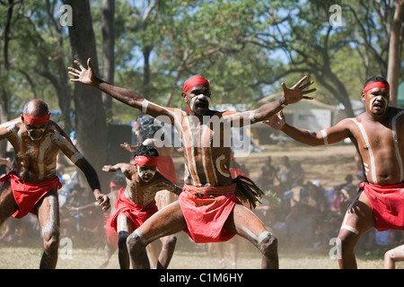 Danzatori indigeni peforming Laura Aboriginal Dance Festival. Laura, Queensland, Australia Foto Stock