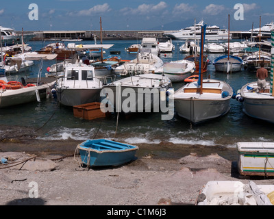 Capri è un'isola italiana fuori della Penisola Sorrentina, sul lato sud del golfo di Napoli. Foto Stock