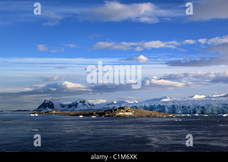 Rocky [Stonington Island] in [Marguerite Bay], [West Graham Land], Antartide, con luminosa blu cielo Foto Stock