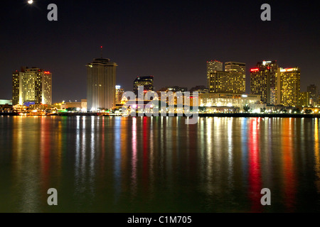 Notte skyline della città di New Orleans lungo il fiume Mississippi, Louisiana, Stati Uniti d'America. Foto Stock