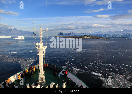 Esplorazione antartico nave da crociera avvicinando rocky [Stonington Island] in [Marguerite Bay], [West Graham Land], Antartide Foto Stock