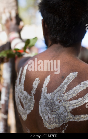 Tribal handprint decorazioni su un ballerino torna a Laura Aboriginal Dance Festival. Laura, Queensland, Australia Foto Stock