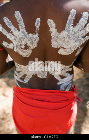 Handprint decorazioni su un ballerino torna a Laura Aboriginal Dance Festival. Laura, Queensland, Australia Foto Stock