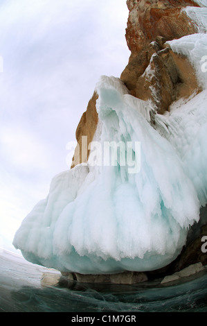 Icicle sulla roccia. Olkhon island, il lago Baikal, Siberia, Russia Foto Stock