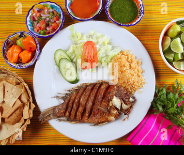 Fried mojarra tilapia pesce stile del Messico con salsa al peperoncino e nachos Foto Stock