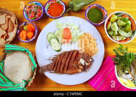 Fried mojarra tilapia pesce stile del Messico con salsa al peperoncino e nachos Foto Stock