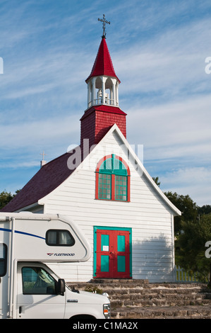 Camper presso la storica cappella degli Indiani di Tadoussac, Quebec, Canada. Foto Stock