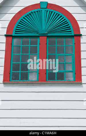 Finestra ornata nella cappella degli Indiani storici a Tadoussac, Quebec, Canada. Foto Stock