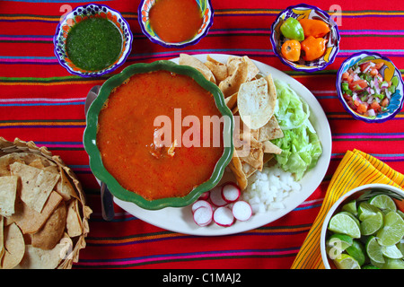 Pozole maya messicana dello Yucatan zuppa salse nachos Messico cibo Foto Stock