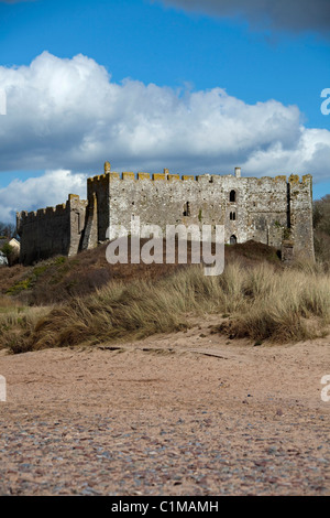 Manorbier Castle visto dalla spiaggia. Pembrokeshire Wales UK. Costruito nel XII secolo da William De Barri. 116725 Manorbier Foto Stock