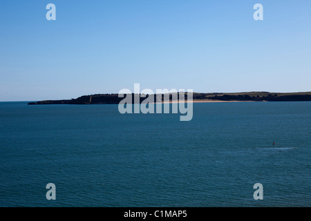 Isola di Caldey visto da sud beachTenby , Pembrokeshire, Galles. Il mare blu 116726 Caldey Foto Stock