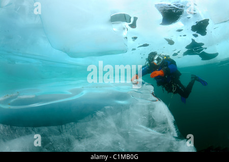 Ice-immersioni nel lago Baikal, Siberia, Russia, isola di Olkhon Foto Stock