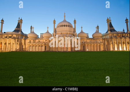 Brighton Pavilion accesa al tramonto nella città costiera di Brighton, in East Sussex, England, Regno Unito Foto Stock