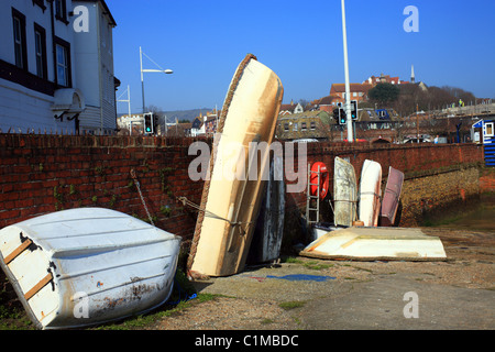 Barche da pesca contro la parete nel porto interno, Porto Street, Folkestone, Kent, Inghilterra, Europa Foto Stock