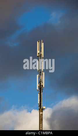 Antenne di rete cellulare sulla parte superiore di un palo dell'antenna , Finlandia Foto Stock