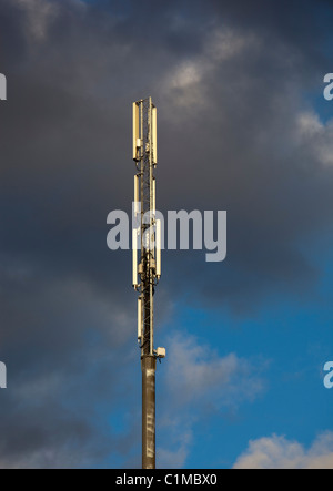 Antenne di rete cellulare sulla parte superiore di un palo dell'antenna , Finlandia Foto Stock