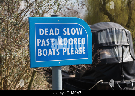 Segno ad Aldermaston Wharf Padworth Berkshire REGNO UNITO chiedendo il passaggio alle barche di rallentare Foto Stock