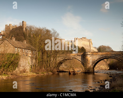 Storico castello di Richmond North Yorkshire con la pietra verde arcuata ponte sopra il fiume Swale in primo piano Foto Stock