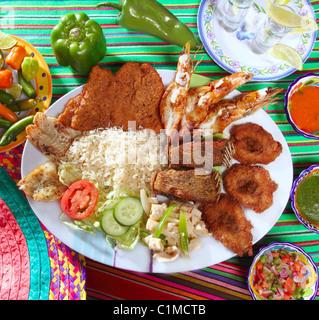 Un assortimento di pesce alla griglia in Messico tequila peperoncino salse piccanti Foto Stock