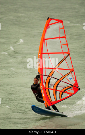 Un windsurf catture il vento a 'Allo Spiedo', Squamish, BC, Canada Foto Stock