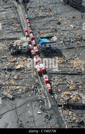 Vista aerea del Sukuiso, Giappone, che illustra i servizi di emergenza in mezzo la devastazione causata dal terremoto + tsunami nel marzo 2011. Foto Stock