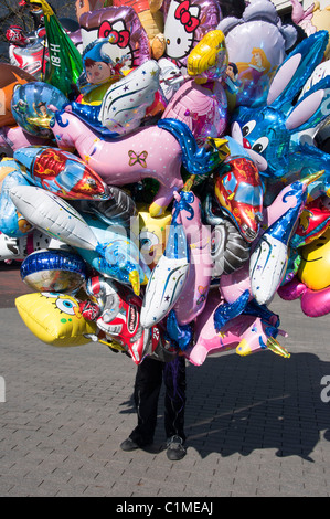 Un palloncino venditore nel centro della città di Birmingham. In Inghilterra. Foto Stock