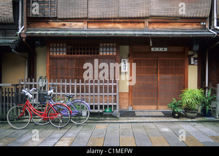Elk148-1157 Giappone, Kyoto, quartiere di Gion, Shrakawa Minami-dori, case tradizionali Foto Stock