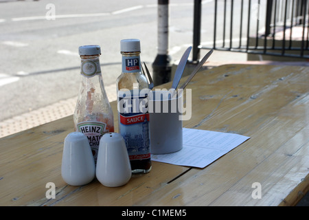 Condimenti su un tavolo Foto Stock