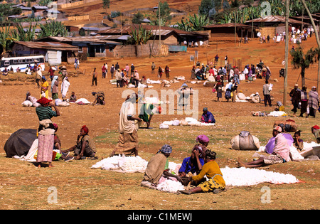 In Etiopia, il Rift Valley, il giorno di mercato nel villaggio di Dorze nelle montagne Guge Foto Stock