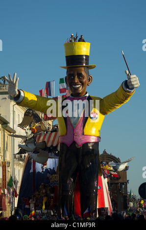 VIAREGGIO, Italia - Marzo 8: Giant Mr.Obama statua fatta di papier maché sfilate sul lungomare di Viareggio, durante l'ultimo giorno del Carnevale di Viareggio su Marzo 20, 2011 a Viareggio, Italia Foto Stock