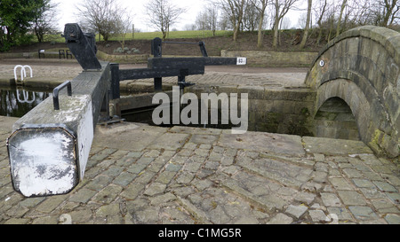 Bloccare il portellone in Rochdale Canal, Oldham, Lancashire Foto Stock