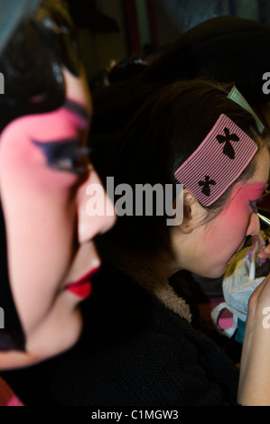 Opera di Pechino artista mettendo il loro trucco in spogliatoio. Foto Stock