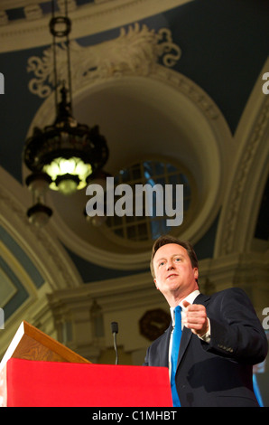 La Gran Bretagna l'opposizione del Partito conservatore leader, David Cameron pronunciare un discorso in cittadini elezioni generali britanniche di assemblaggio. Londra Foto Stock