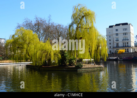 Lungo la piccola Venezia, Maida Vale, London, Regno Unito Foto Stock