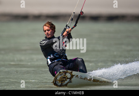 Kiteboarder catture il vento a 'Allo Spiedo', Squamish, BC, Canada Foto Stock