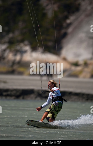 Un kiteboarder catture il vento a 'Allo Spiedo' in Squamish, BC Foto Stock