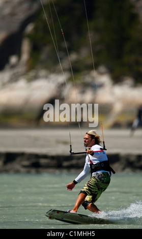 Un kiteboarder catture il vento a 'Allo Spiedo' in Squamish, BC Foto Stock