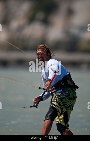 Un kiteboarder catture il vento a 'Allo Spiedo' in Squamish, BC Foto Stock