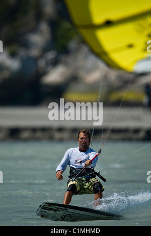 Un kiteboarder catture il vento a 'Allo Spiedo' in Squamish, BC Foto Stock