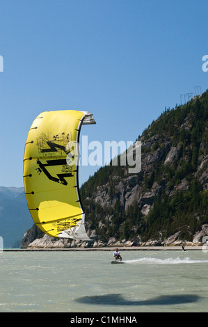 Un kiteboarder catture il vento a 'Allo Spiedo' in Squamish, BC Foto Stock