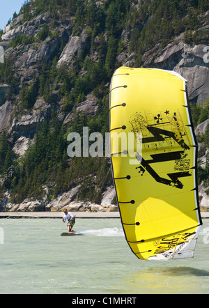 Un kiteboarder catture il vento a 'Allo Spiedo' in Squamish, BC Foto Stock