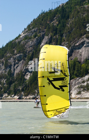 Un kiteboarder catture il vento a 'Allo Spiedo' in Squamish, BC Foto Stock