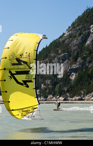 Un kiteboarder catture il vento a 'Allo Spiedo' in Squamish, BC Foto Stock